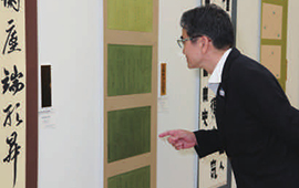 美術の部、書の部、文部科学大臣賞受賞作品をご覧になる 宮田亮平文化庁長官