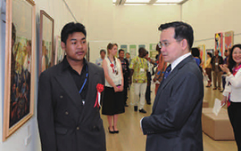 駐日タイ王国大使館ナッタポン・ラッタピパット 公使参事官と、同国代表アーティスト賞、スティ ワット・シーサックさん