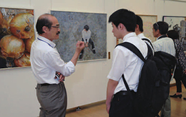 表彰式後美術館で講評会をされる、美術の部 審査員佐藤清親先生