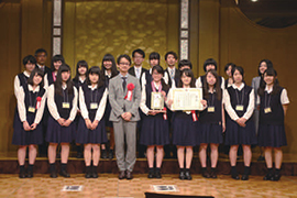 書の部「優秀校賞」埼玉県立大宮光陵高等学校の皆さんと 加藤泰弘審査委員